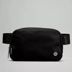 Lululemon Everywhere Belt Bag 1L in Black